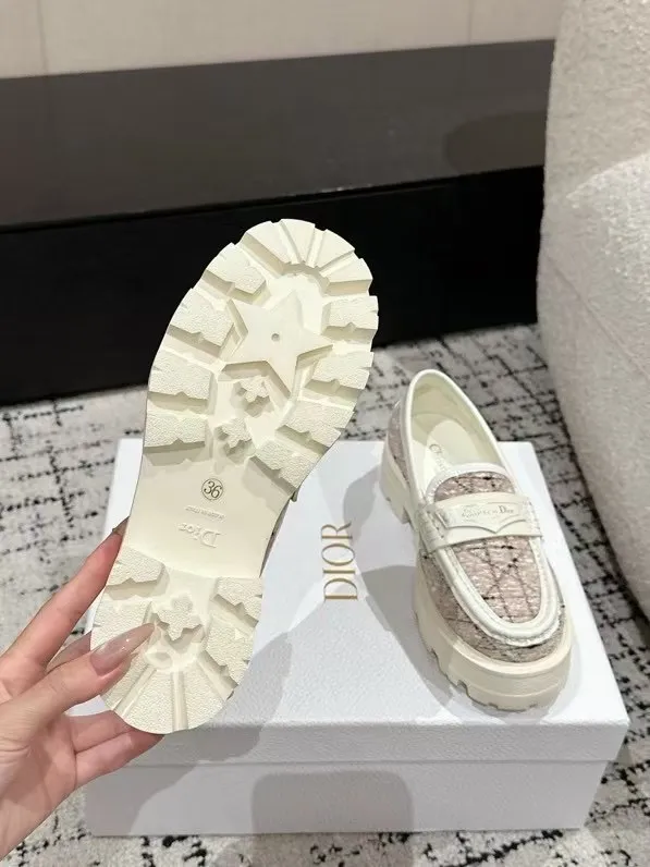 👟👟Ex-factory price 680👟👟 Dior 25/spring and summer new ultra-light loafers, new large soles and thick soles, the layout strives to create fashionable classic items, new products created at the first major show of Paris Fashion Week, the inspiration is cleverly combined with the perfect shoe shape by the D chief designer. Matched with brand buckles, it is more fashionable! Original version, perfect and exquisite workmanship!  ✔️Upper: imported open-edge beaded cowhide ✔️Inner lining: water-dyed cowhide ✔️Sole: IP foam outsole ✔️Size: #35-41 (40 41 customized items are not returnable)